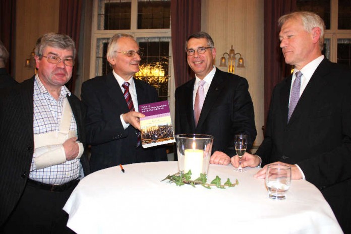 Friedhelm Hans, Vorstandsmitglied des Vereins für Pfälzische Kirchengeschichte, Klaus Bümlein, Kirchenpräsident Christian Schad und Helmut Meinhardt, neuer Vorsitzender des Vereins für Pfälzische Kirchengeschichte (v.li.).
